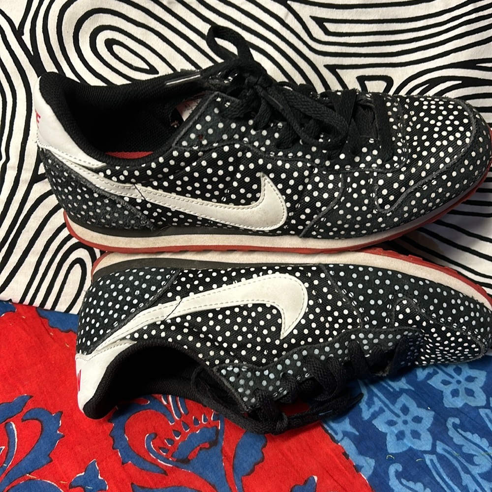 Nike polka dots Women's sneakers Sz 8.5 black white and red
